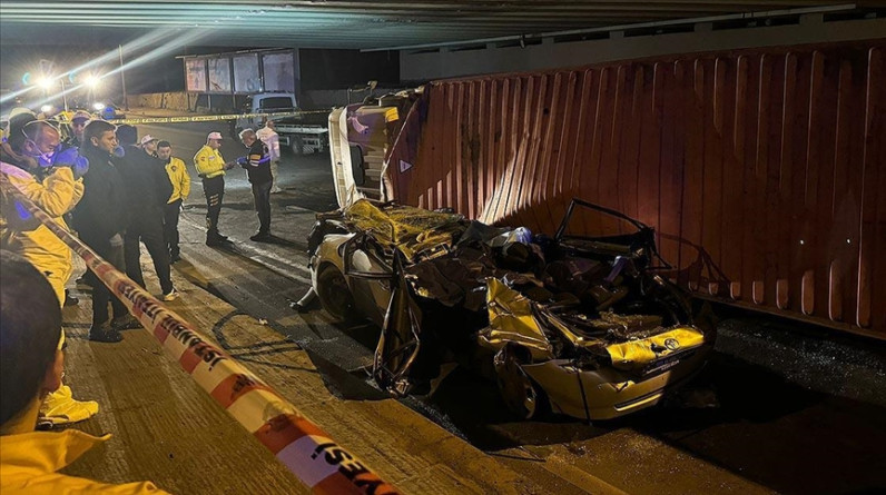 Bakırköy'de üzerine tır devrilen otomobildeki 4 kişi  yaşamını yitirdi